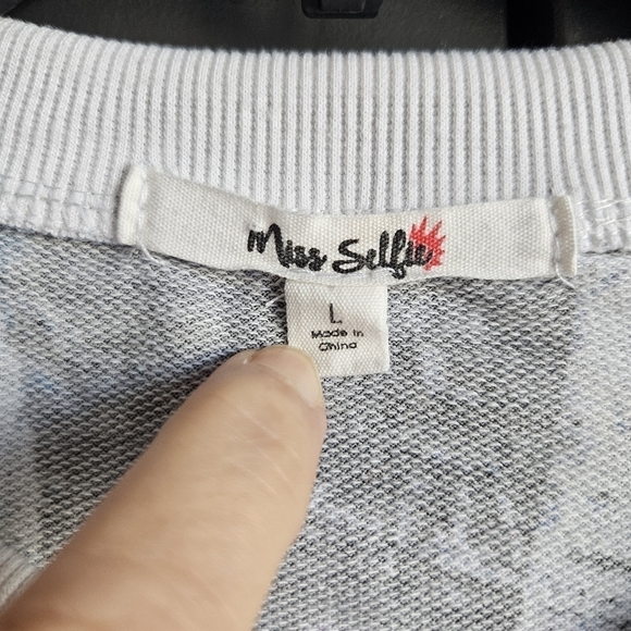 Miss Selfie Graphic Sweatshirt Sz Large - Picture 3 of 6